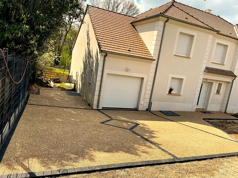 Allée en béton désactivé menant à deux garages