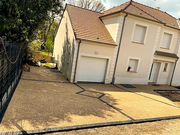 Allée en béton désactivé menant à deux garages
