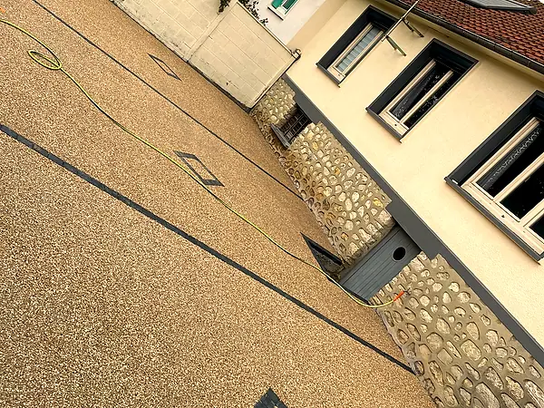 Allée bordée d'un mur en pierre apparente