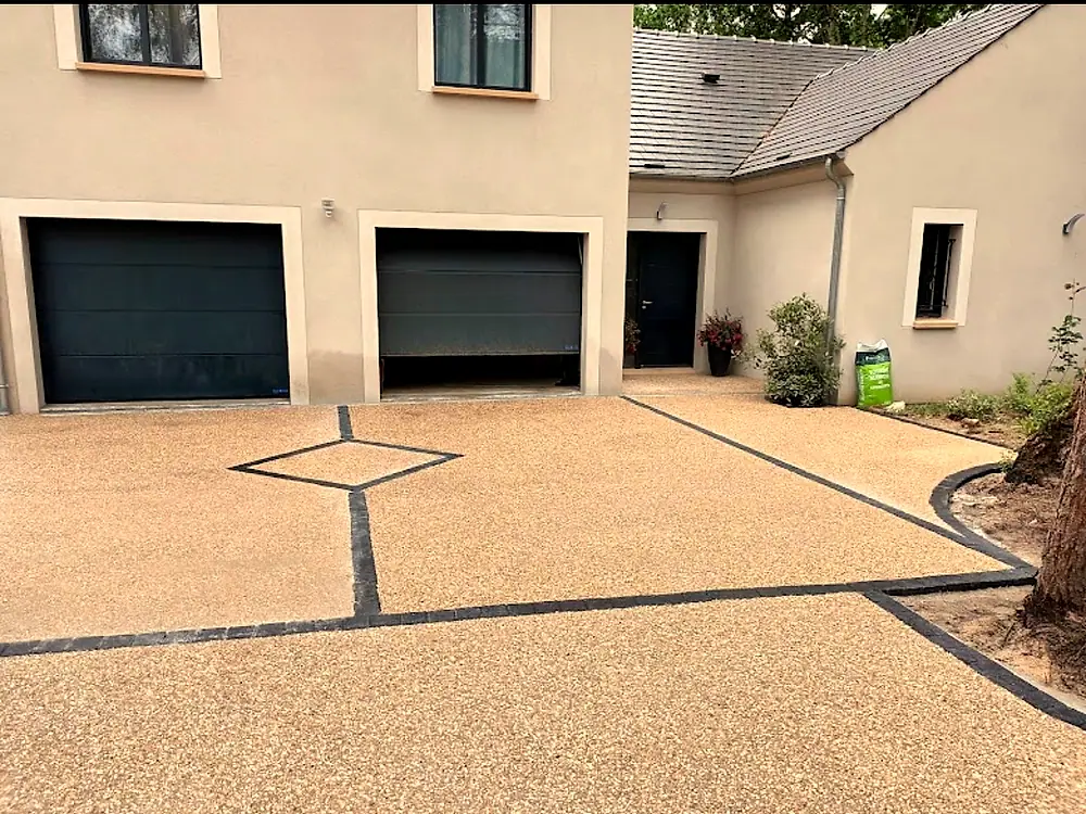 Cour en béton désactivé devant deux portes de garage