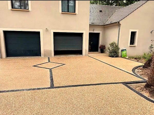 Cour en béton désactivé devant deux portes de garage
