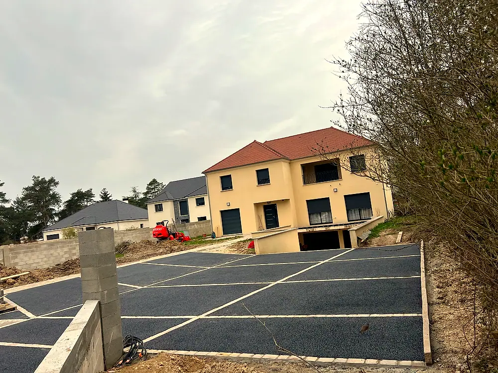 Parking en enrobé avec ses places tracées au sol