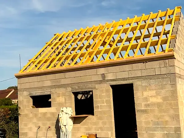 Charpente neuve posée sur un garage en parpaing