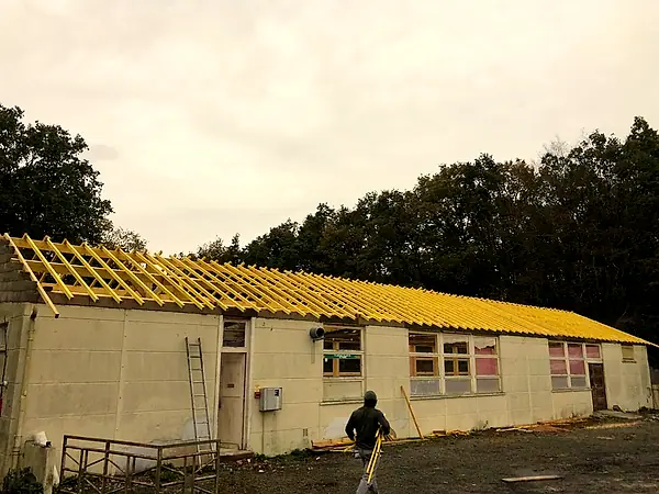 Charpente neuve montée sur un long bâtiment