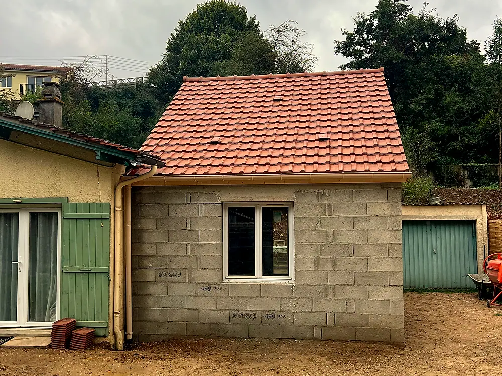 Annexe en parpaing avec sa toiture en tuiles terminée