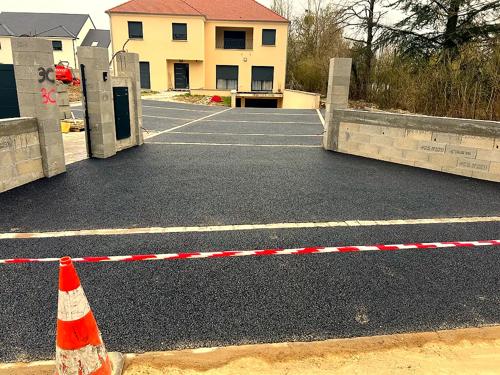 Terrassement d'un parking en cours de réalisation