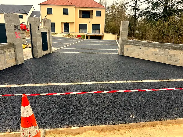 Terrassement d'un parking en cours de réalisation