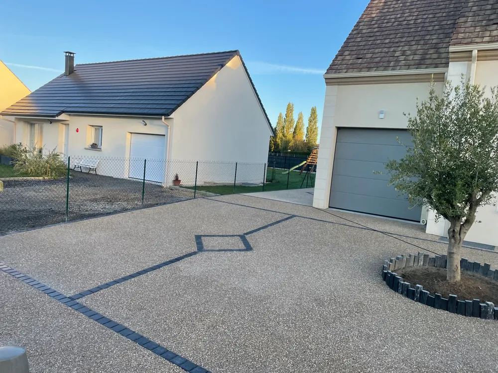 Cour en béton désactivé