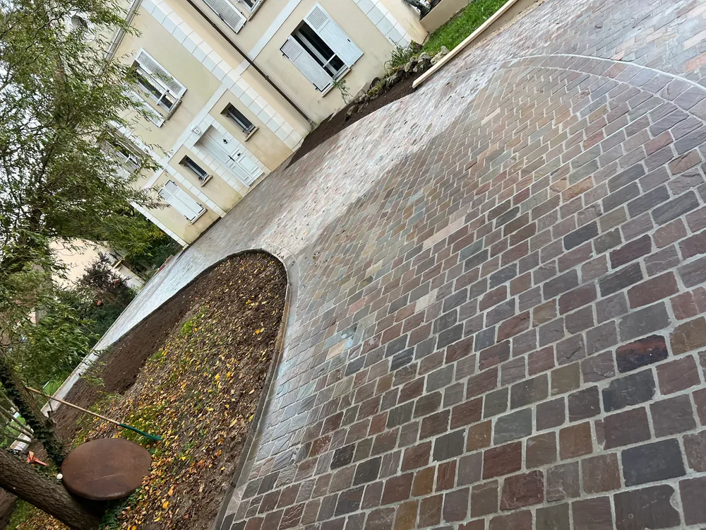 Allée pavée courbe