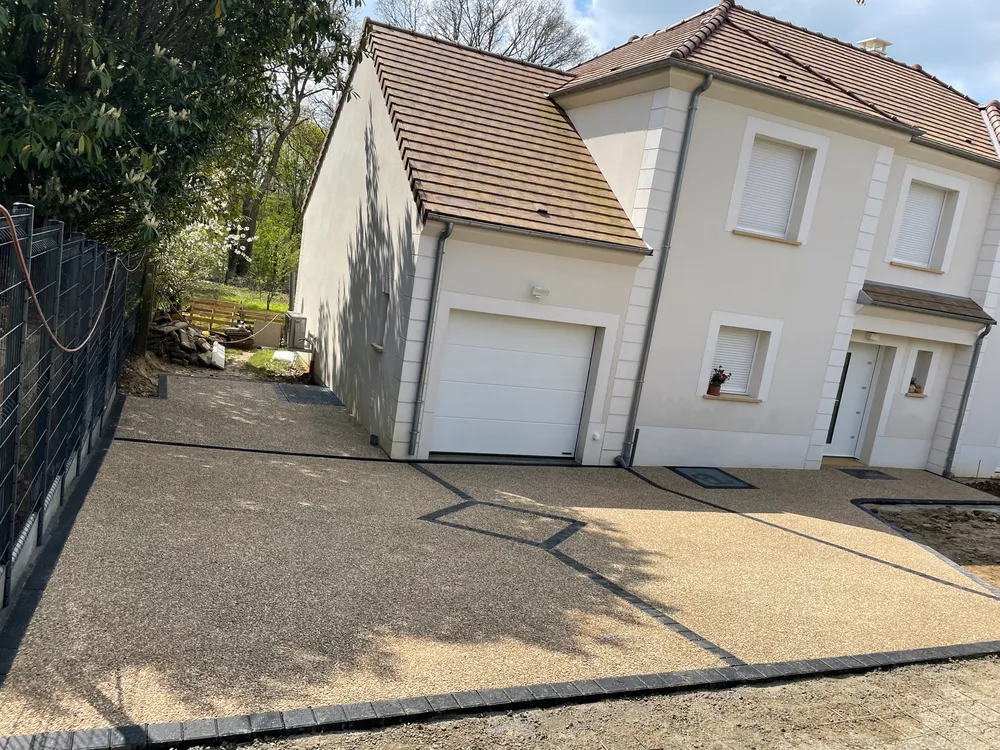 Accès en béton désactivé devant une maison