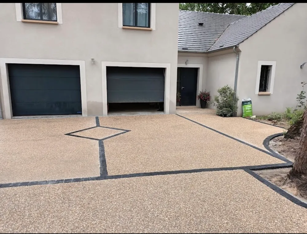 Cour devant garages