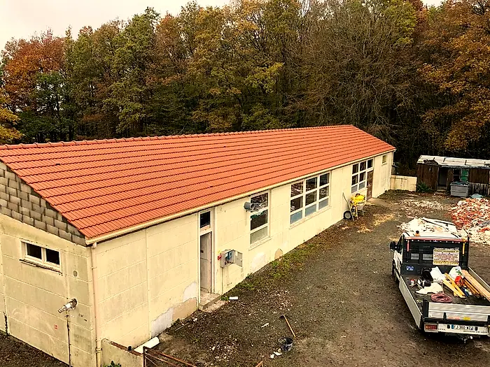 Longue toiture en tuiles entièrement refaite