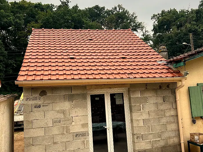 Annexe montée en parpaing, sa toiture en tuiles posée