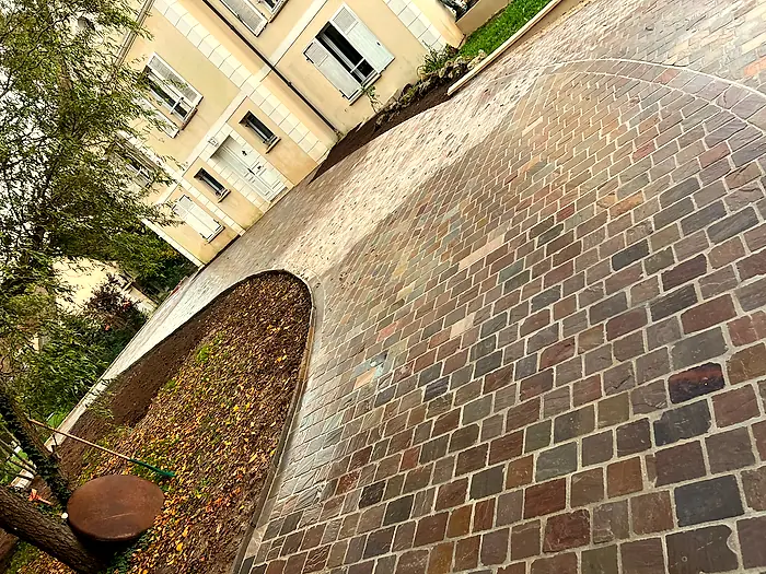 Allée en pavés, vue rapprochée du calepinage