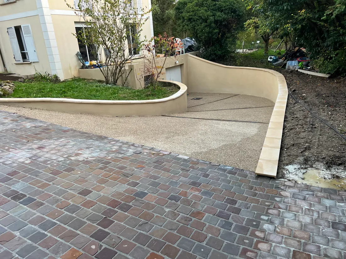 Allée pavée et béton désactivé
